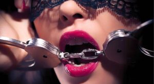 fantasías sexuales, mujer con esposas